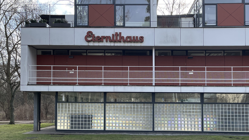 Eternithaus Strassenfassade